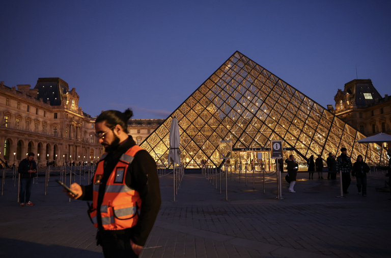 Louvre: Belgisches Paar schmuggelte eigenes Gemälde in das Museum