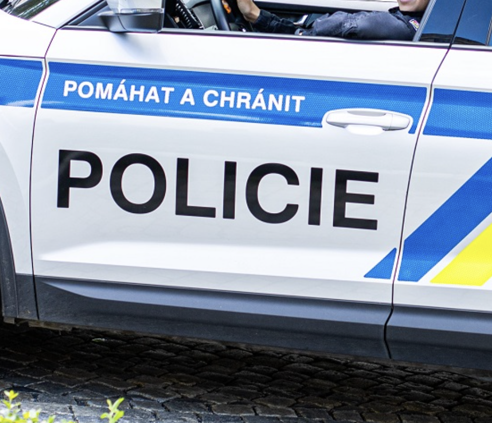Aktivisti poliali Benešovu sochu červenou farbou, žiadajú jej odstránenie