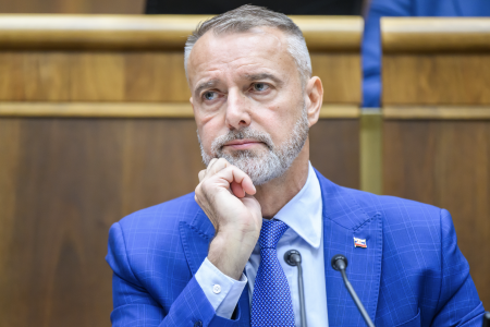 Raši škrtá výhody, poslanci prídu o vreckové na cestách