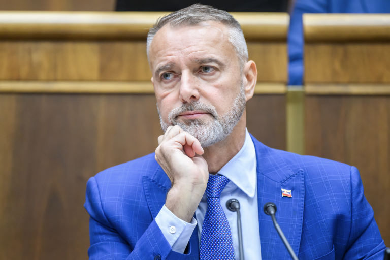 Raši škrtá výhody, poslanci prídu o vreckové na cestách