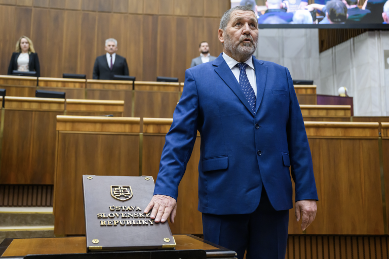 Do parlamentu sa vrátil Kmec aj nový poslanec miesto Vaľovej