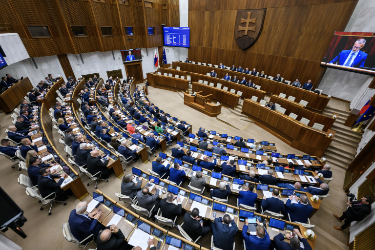 Matovič podmieňuje koalíciu s PS nižšími platmi politikov
