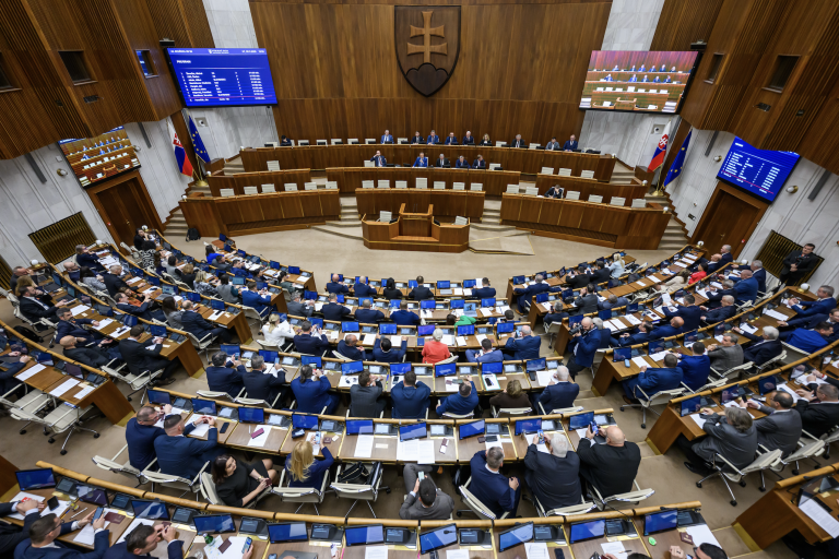 Platy poslancov Národnej rady zostanú rovnaké aj v roku 2027