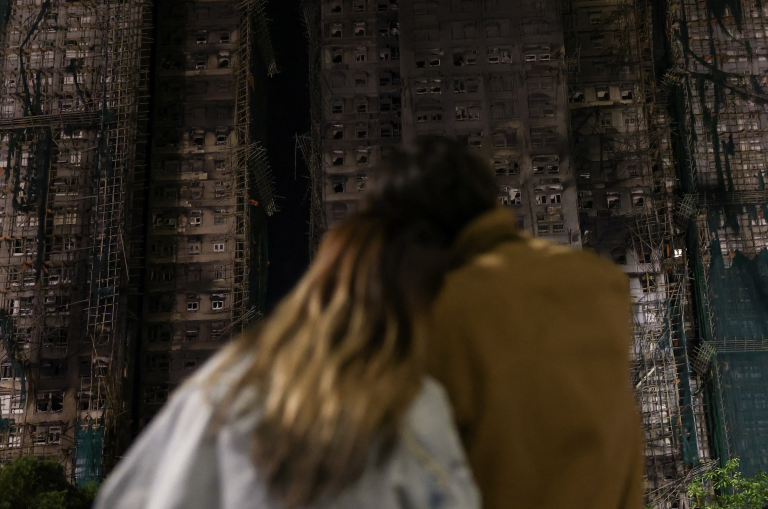 Požiar v Hongkongu má už 159 obetí, mesto napriek tragédii trvá na voľbách