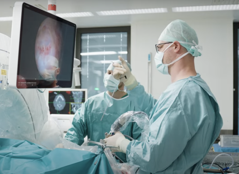 Chirurgovia na Slovensku prvý raz odstránili nádor pomocou rozšírenej reality