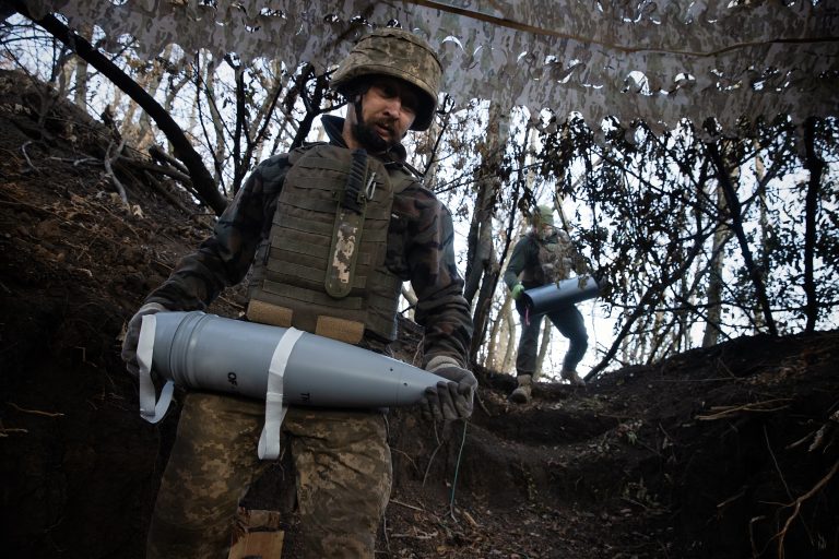 Ukrajinská delostrelecká posádka v blízkosti Pokrovska minulý rok. Foto: Tyler Hicks/New York Times