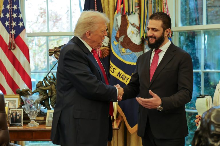 Donald Trump a Ahmad Šara. Foto: TASR/AP