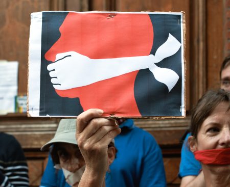 Francúzku prenasledovali na internete moslimovia. Za urážlivý status musí zaplatiť pokutu