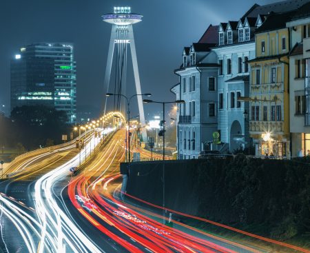 Tvrdšie tresty pirátom aj vyššia ochrana chodcov. Na cestách zavedú prísnejšie pravidlá