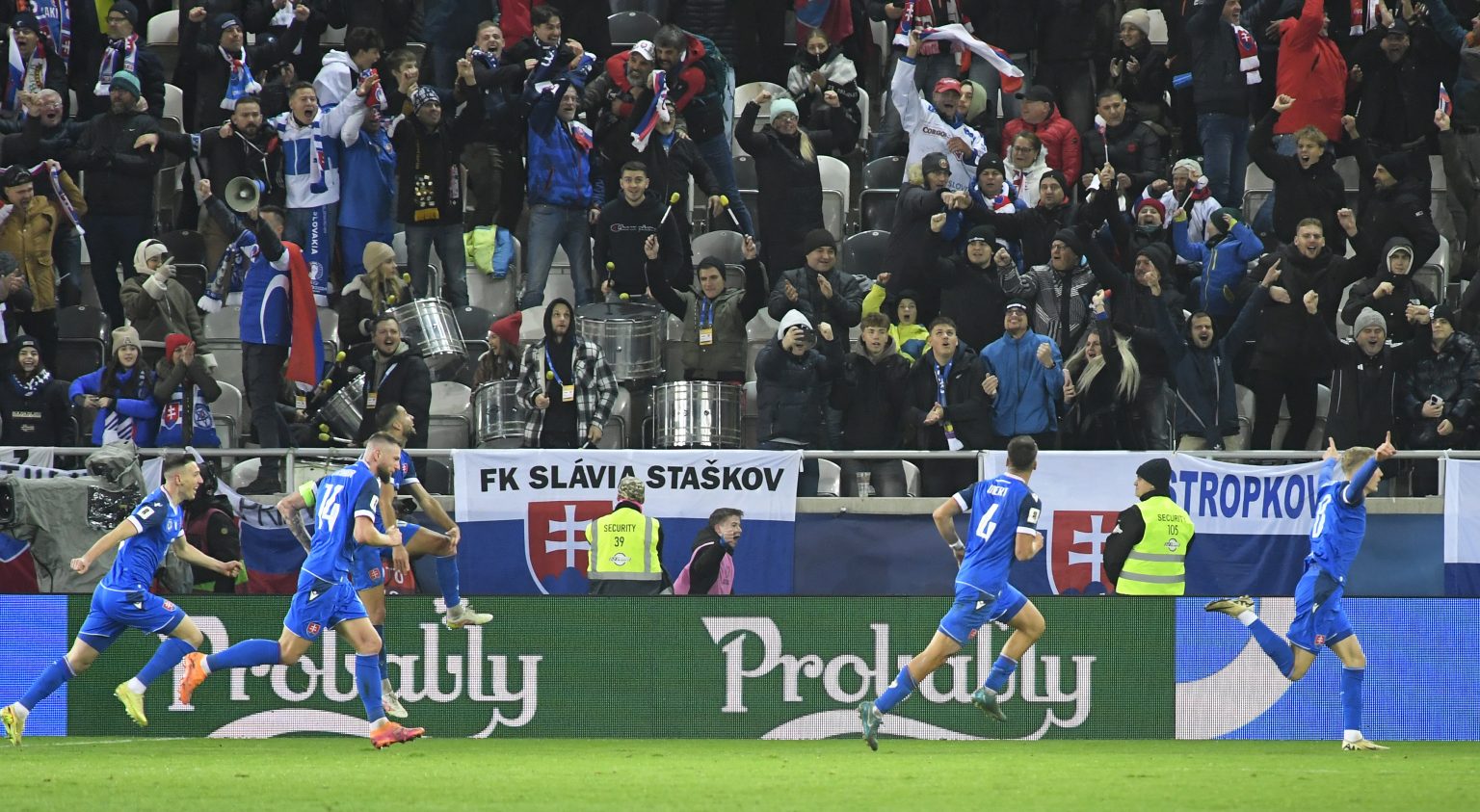 Na snímke gólová radosť hráčov Slovenska, vpravo autor gólu Tomáš Bobček. Foto: František Iván/TASR