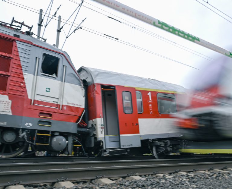 Miesto nehody deň po zrážke dvoch vlakov pri Pezinku. Foto: Michal Svítok/TASR