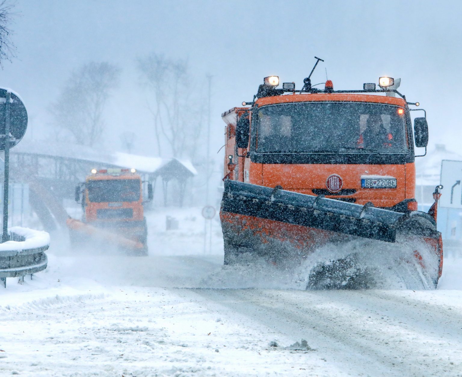 Na snímke snežné pluhy odhŕňajú sneh na horskom priechode Donovaly. Foto: Ján Krošlák/TASR