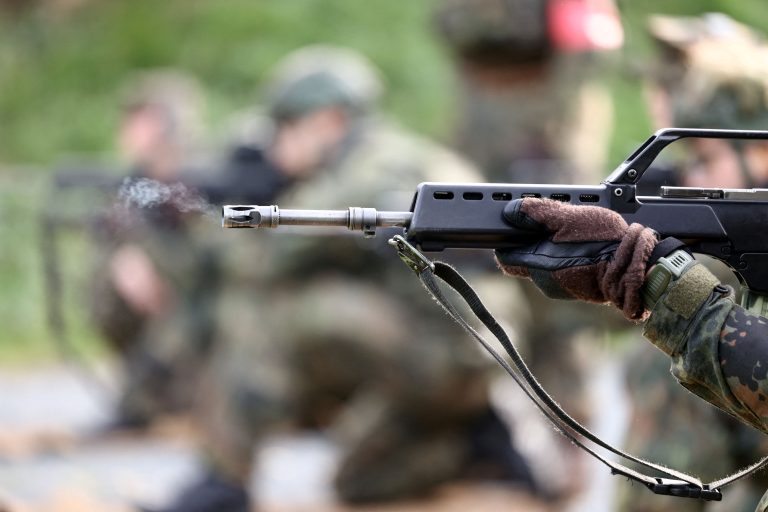 Nemeckí muži potrebujú na pobyt v zahraničí povolenie
