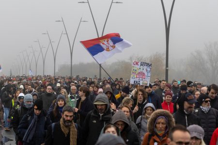 Tisíce študentov demonštrujú v Srbsku proti tlaku na univerzitách