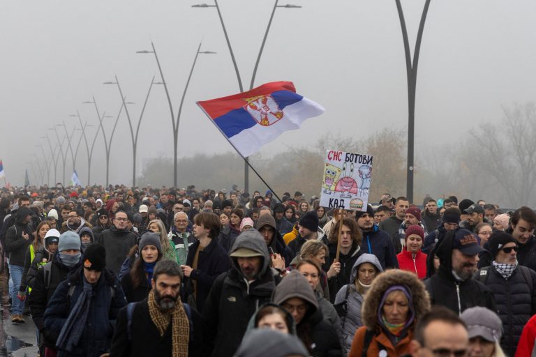 Tisíce študentov demonštrujú v Srbsku proti tlaku na univerzitách