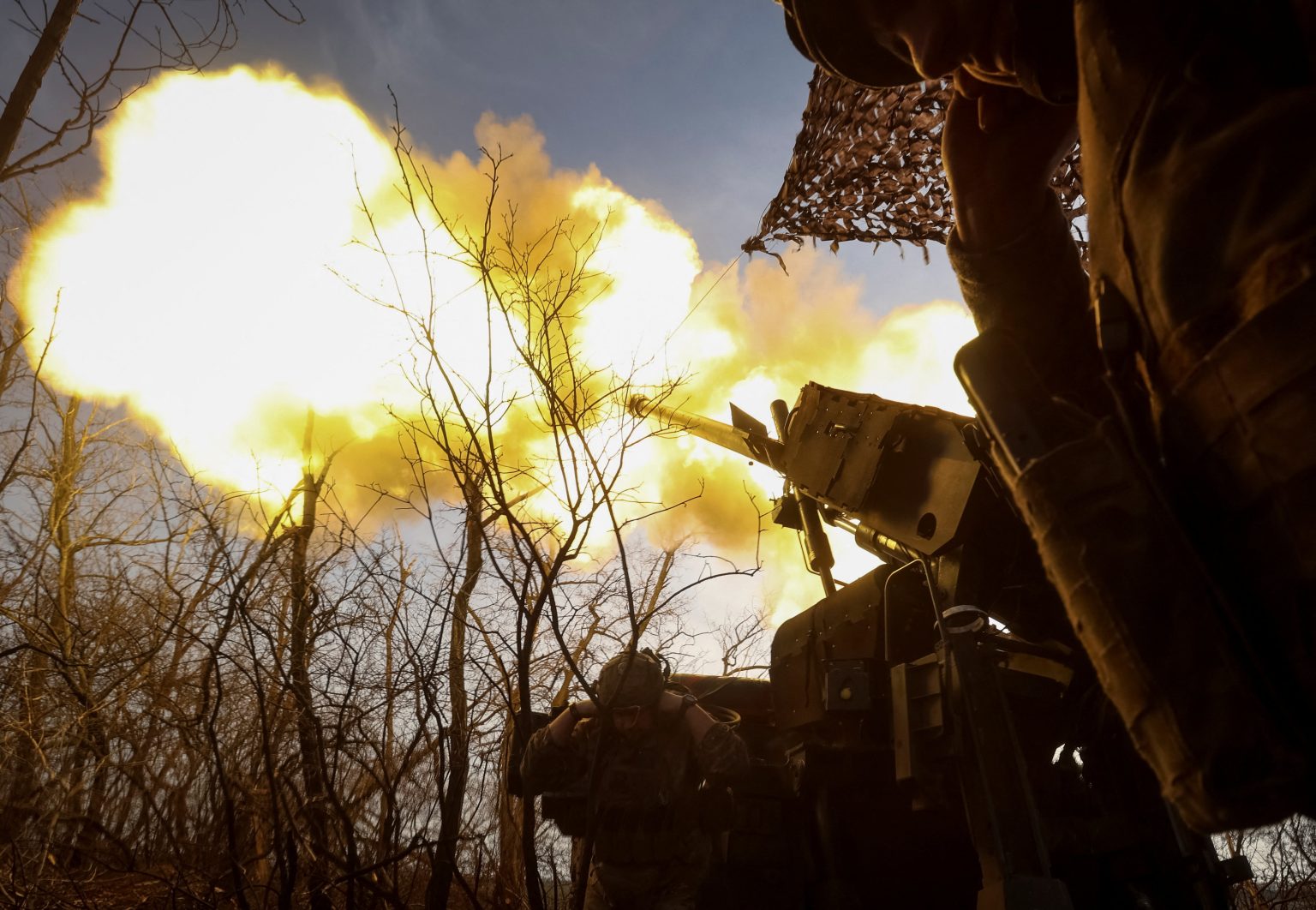 Ukrajinskí delostrelci. Foto: Anatolii Stepanov/Reuters