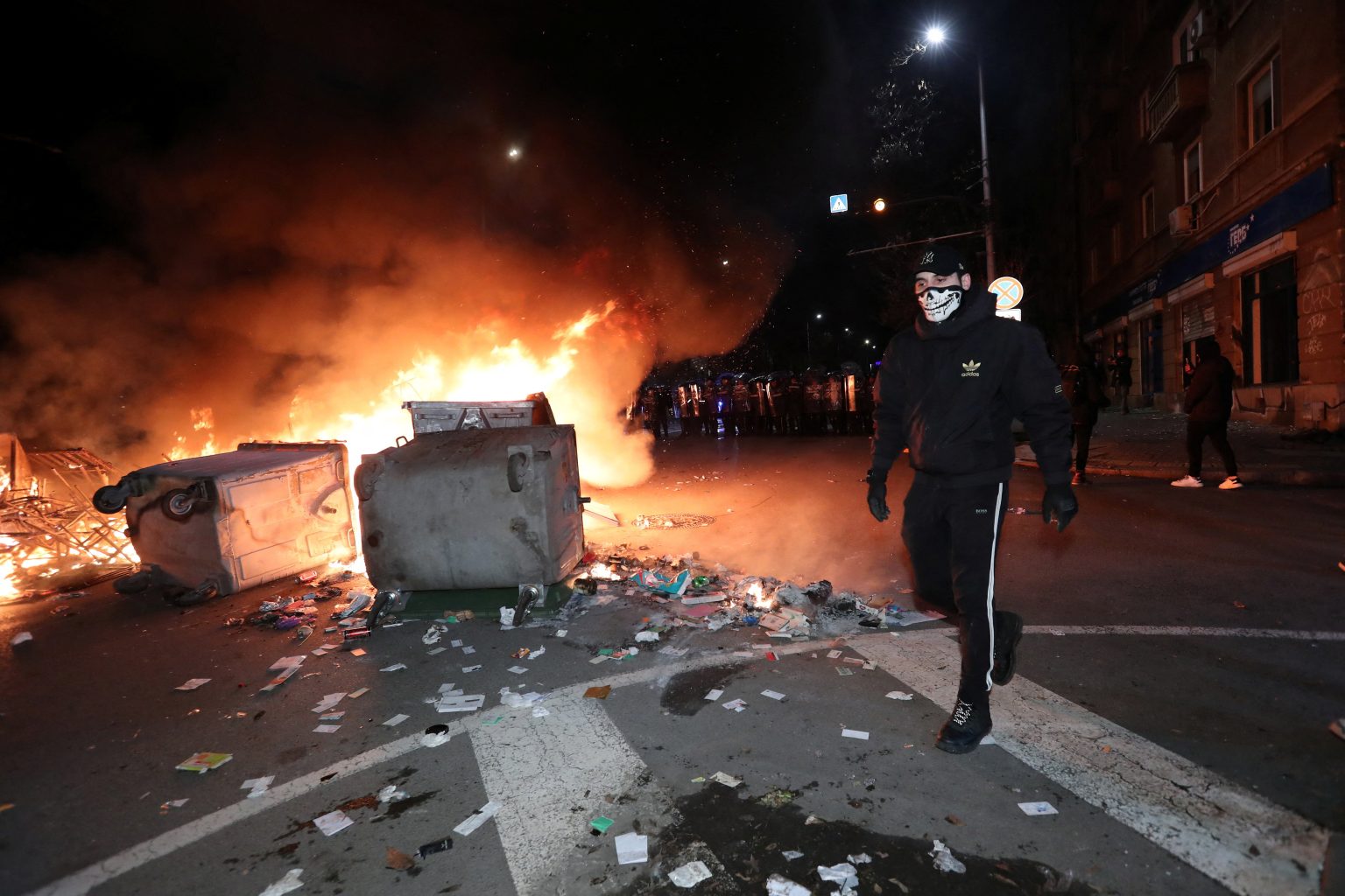 Demonštrant krátko po strete s políciou. Foto: Dimitar Kyosemarliev/Reuters