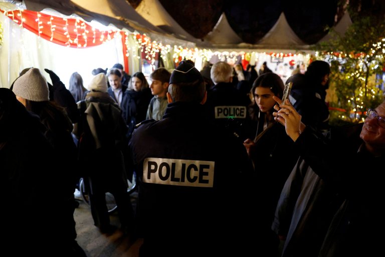 Man ends up in police hands after series of stabbings in Paris metro