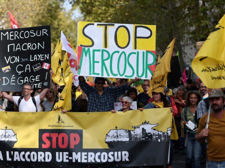 Posledná bitka o jedlo? Poľnohospodári blokujú europarlament pre Mercosur