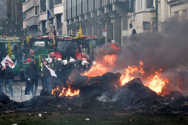Farmárske protesty v Bruseli prerástli do násilností