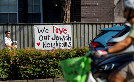 „Hrdina z Bondi“ dostal z verejnej zbierky multimiliónový šek