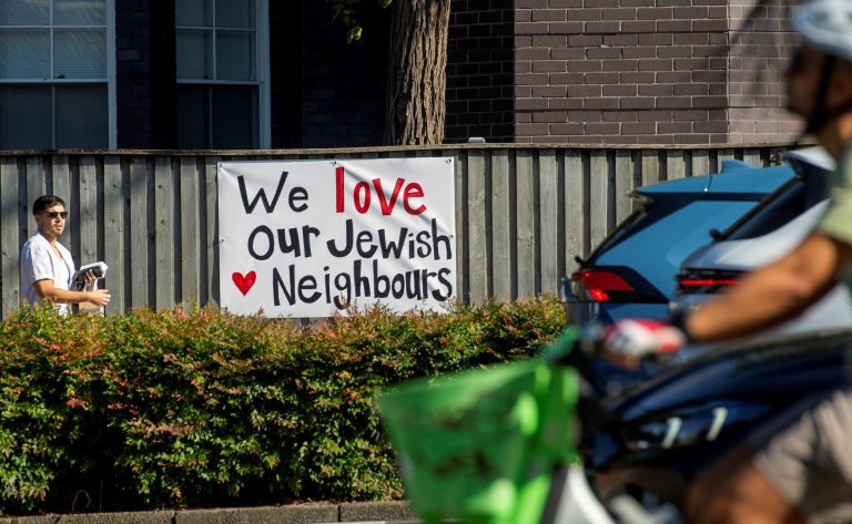 „Hrdina z Bondi“ dostal z verejnej zbierky multimiliónový šek