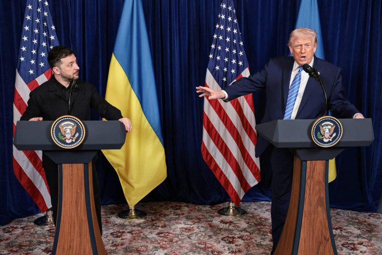 Americký prezident Donald Trump a ukrajinský prezident Volodymyr Zelenskyj. Foto: REUTERS/Jonathan Ernst