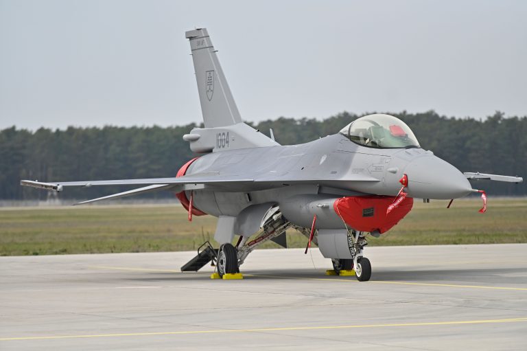 Prílet troch nových stíhačiek F-16 na Slovensko odložili