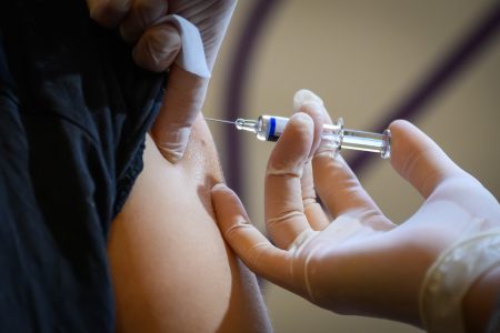 Z lekární miznú posledné kusy vakcín proti chrípke. Nie je jednoduché nájsť jedného vinníka