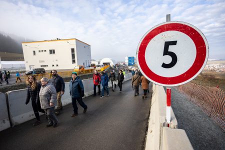 Tisíce ľudí si pozreli tunel Višňové, doprava skolabovala