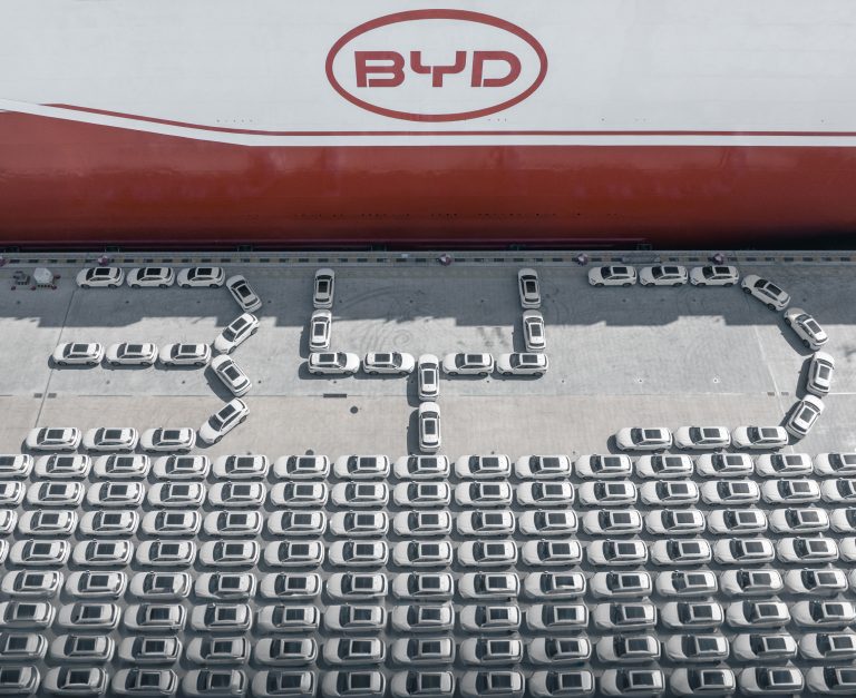 Der weltweit größte Autotransporteur BYD Shenzhen führt Verladevorgänge durch. Foto: Zhang Congyu/VCG via Getty Images