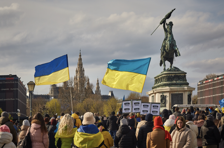 ;Feiernde Ukrainer vor dem Reiterdenkmal auf dem Wiener Heldenplatz; Foto: APA-Images / Hans Ringhofer