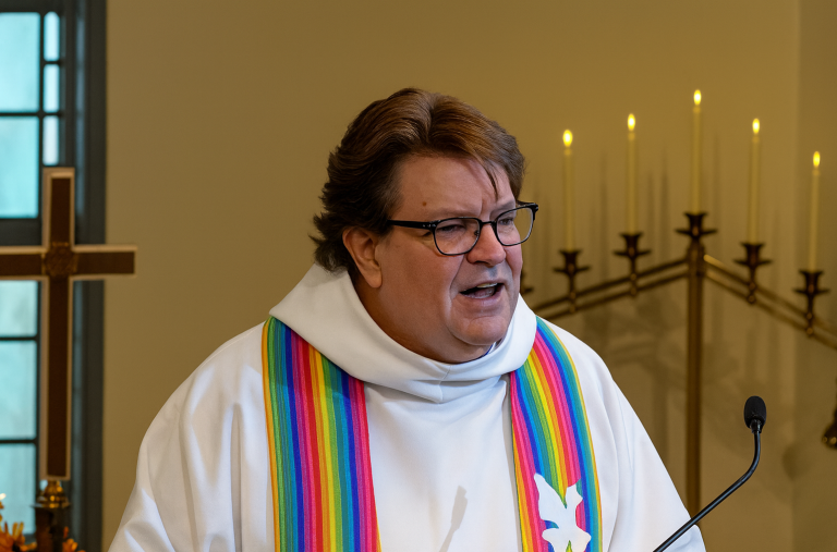 Americký pastor oznámil veriacim, že prechádza tranzíciou