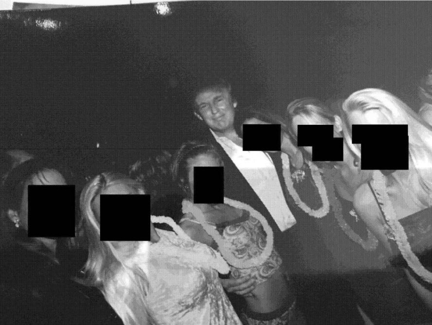 Donald Trump a neznáme ženy z odtajnených Epsteinových spisov. Foto: X/MeidasTouch