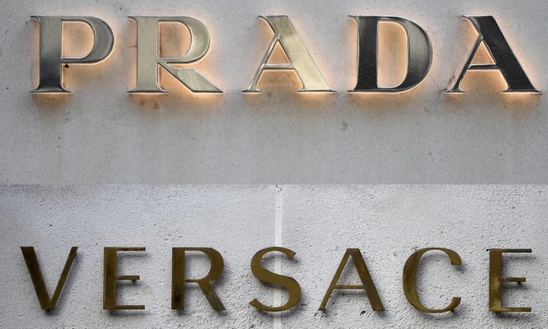 Módny dom Prada dokončil prevzatie Versace