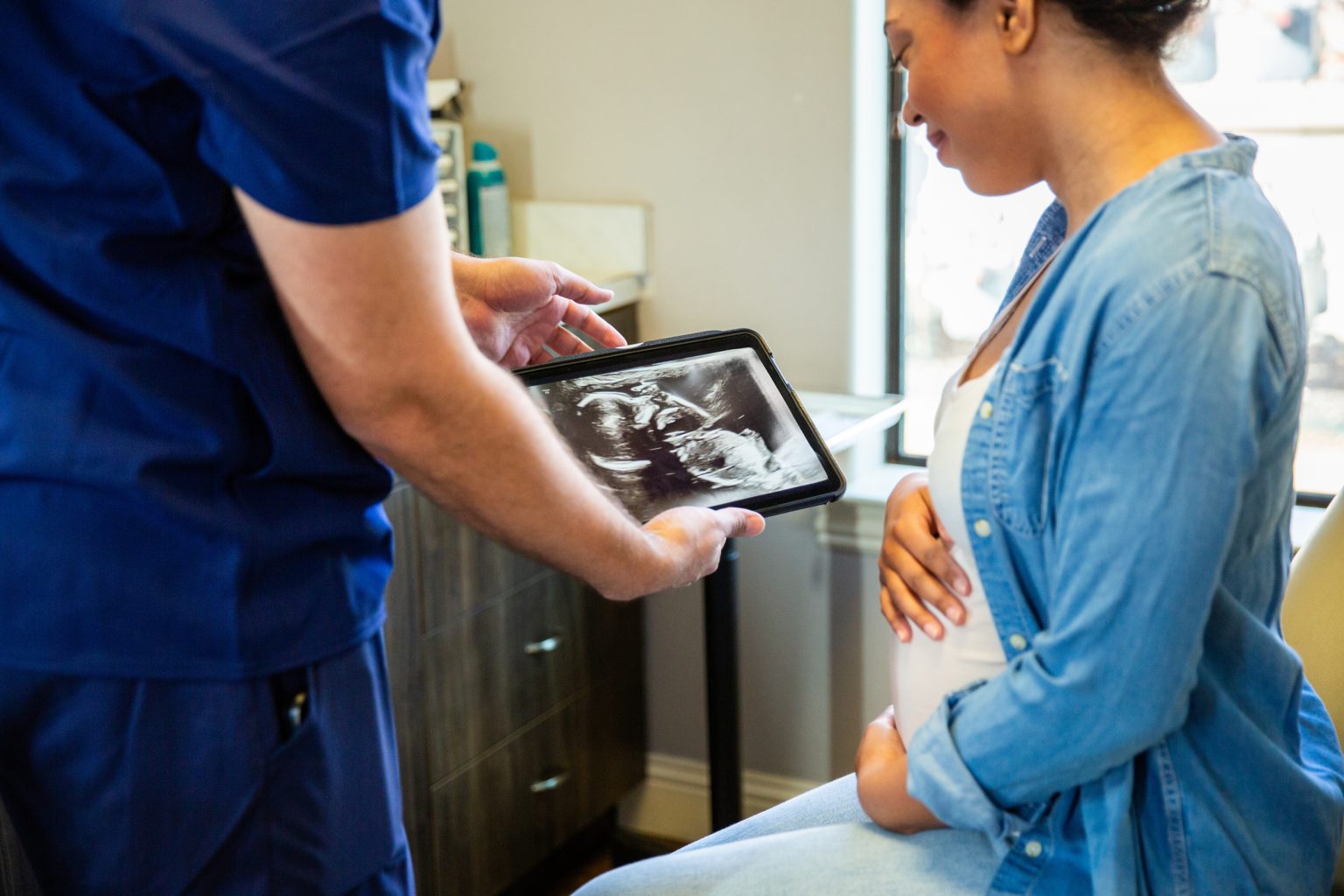 Tehotná žena dostáva prenatálnu starostlivosť v ordinácii lekára. Foto: Getty images