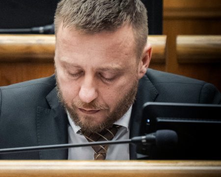 Kotlárove tvrdenia o likvidácii „očkovanej“ krvi majú následky. Lekári hlásia odmietnuté transfúzie