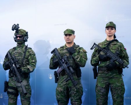 Rezort obrany predstavil nové uniformy aj výzbroj slovenských vojakov