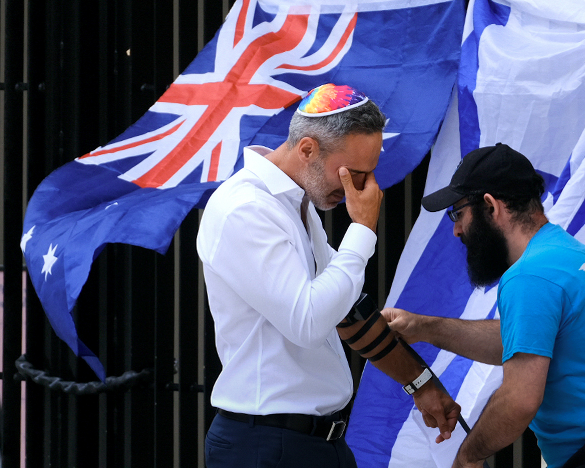 Útok v Sydney trval desať minút, vravia svedkovia. Strieľali otec a syn