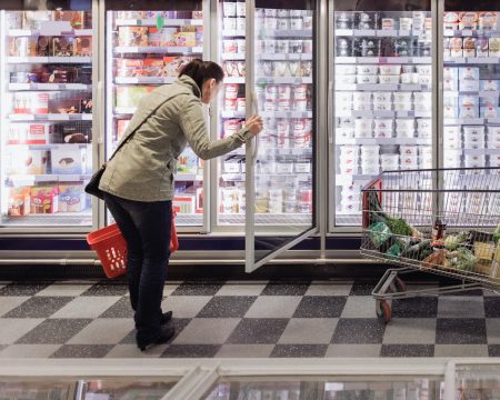 Zdražovanie sa presúva. Potraviny síce po rokoch zlacneli, no cenovky nákladov na život letia nahor