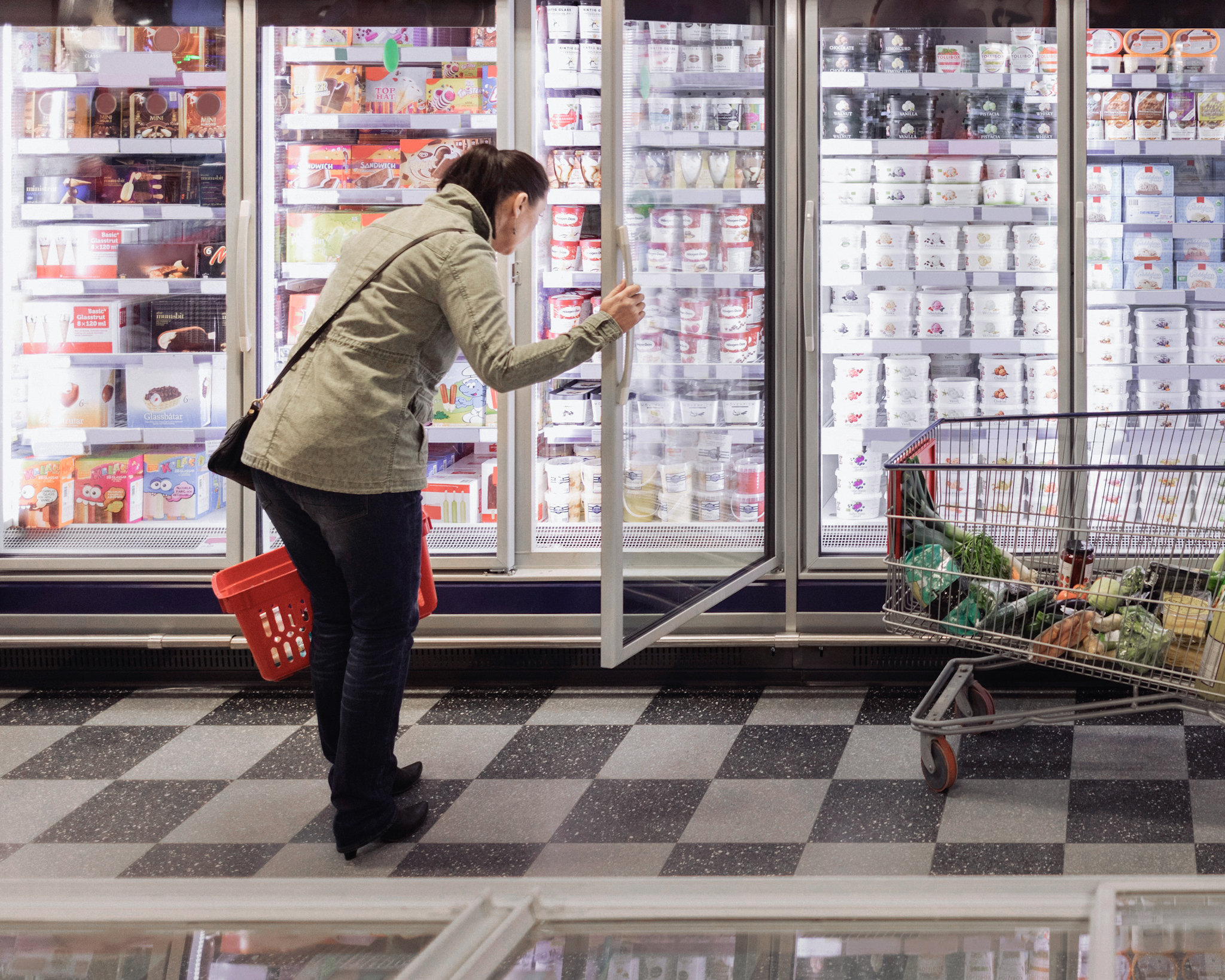 Zdražovanie sa presúva. Potraviny síce po rokoch zlacneli, no cenovky nákladov na život letia nahor
