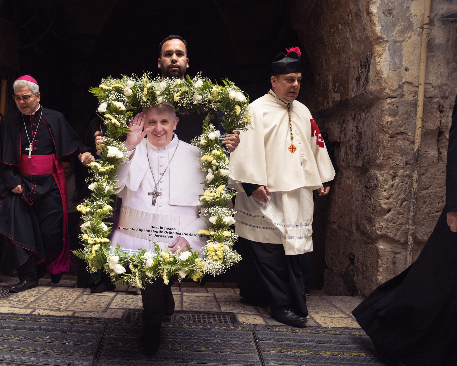 Muž nesie portrét pápeža Františka po spomienkovej omši za pápeža Františka v Jeruzaleme. Foto: Amir Levy/Getty Images