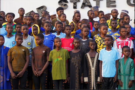 Weihnachten zu Hause: 130 entführte Kinder einer katholischen Schule in Nigeria wieder frei 