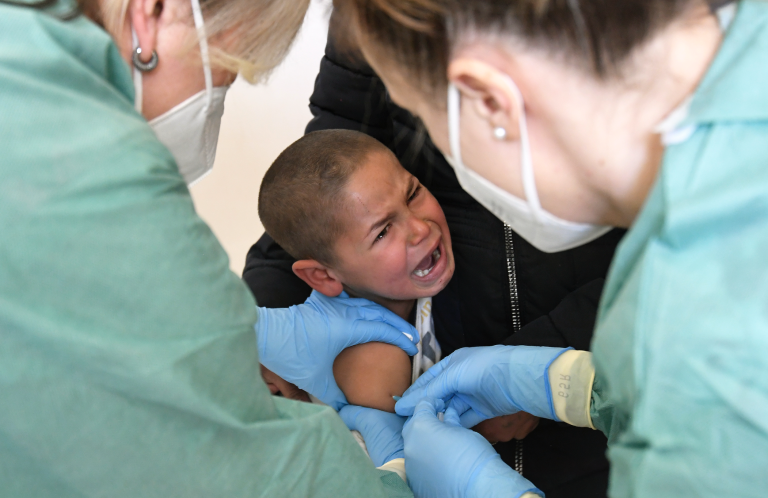 Poslanci žiadajú očkovaciu stratégiu, žltačka sa šíri aj mimo rizikových skupín