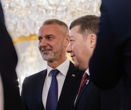 Raši kritizuje Fialu za ochladenie vzťahov, víta návštevu Okamuru