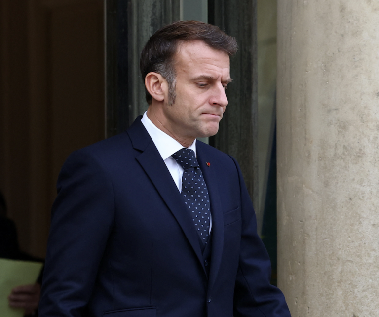 Macron: Ak USA zlyhajú, EÚ sa musí pripraviť na dialóg s Putinom