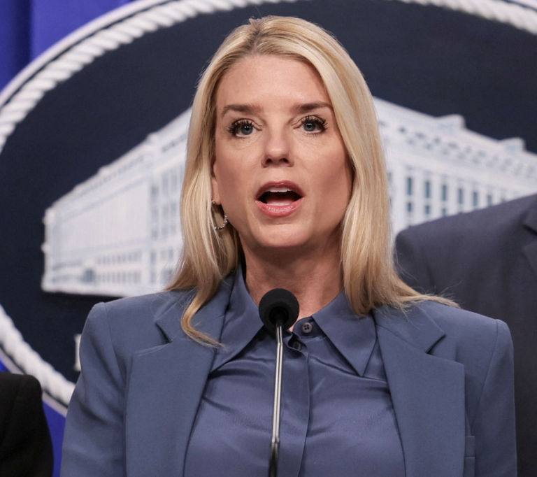 USA gehen härter gegen Antifa vor und wollen Steuerbetrug bestrafen