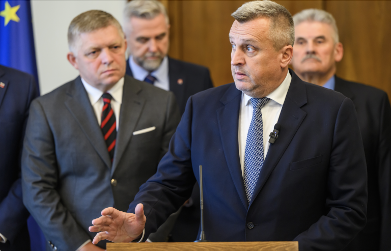 Zľava Robert Fico (Smer), Tibor Gašpar (Smer), Andrej Danko (SNS) a Ján Richter (Smer). Foto: Jaroslav Novák/TASR