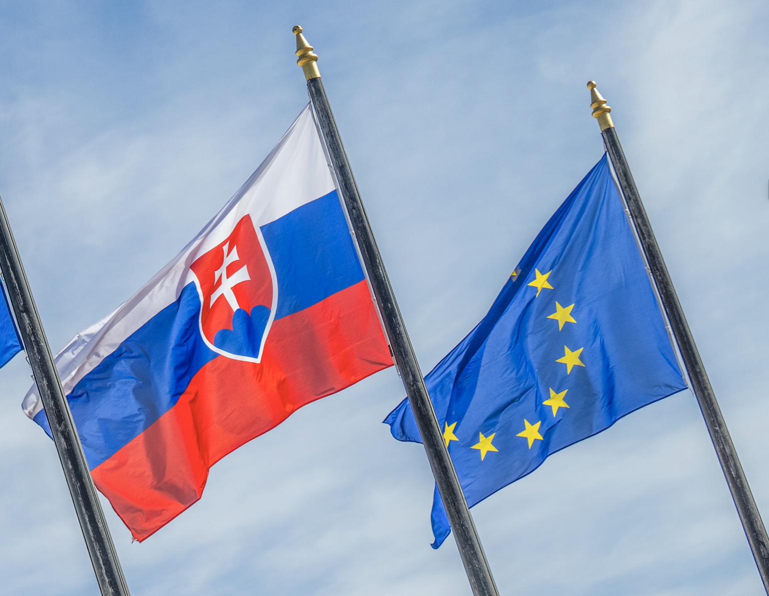 Vlajky Slovenskej republiky a Európskej únie. Foto: Martin Baumann/TASR