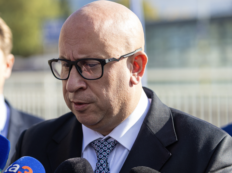 Zrušenie tendra na D1 poškodzuje záujmy SR, vyhlásil Ráž